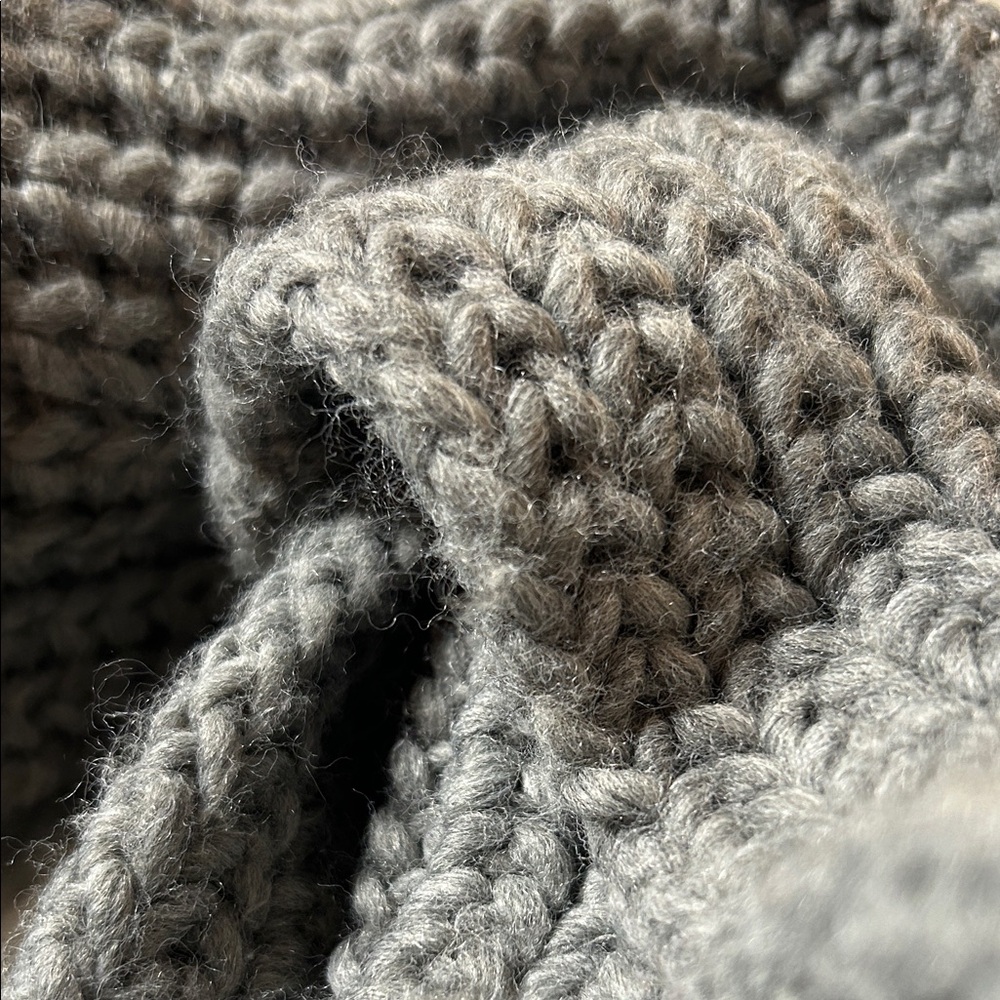 Abercrombie & Fitch Gray Chunky Knit Soft Scarf - Picture 2 of 6